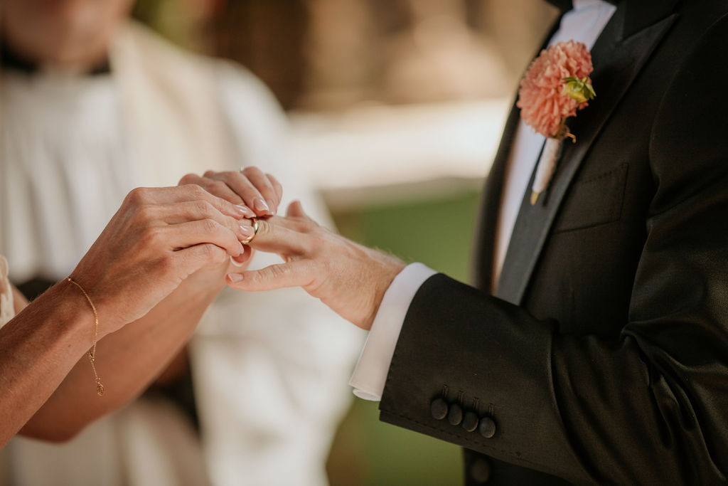 Par gifter sig i kyrkan – en välsignad vigsel i Guds närvaro