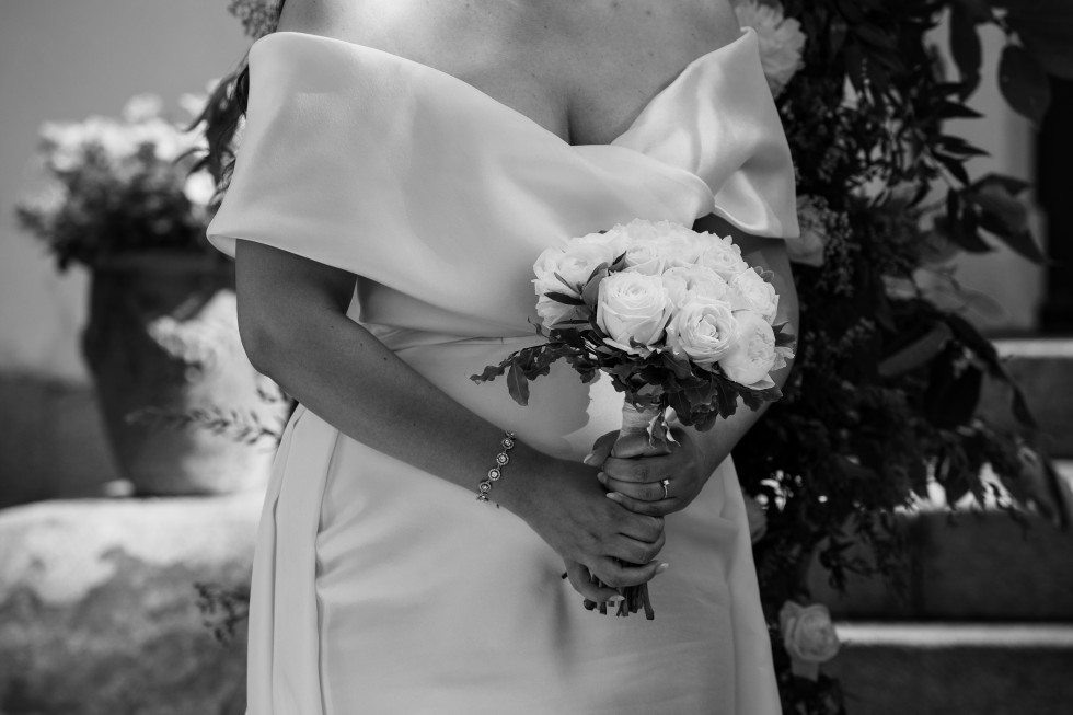 en kvinna som håller en brudbukett