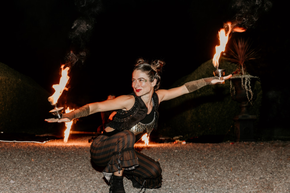 Eldslukare imponerar publiken med ett spektakulärt eldnummer under kvällens underhållning.