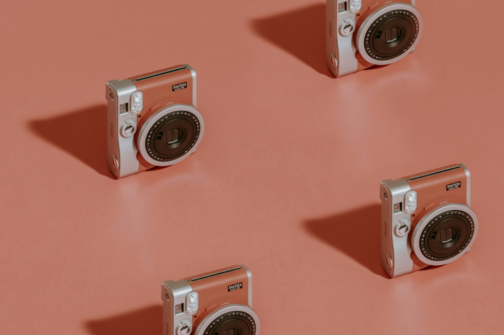 Gäster deltar i en rolig fotoutmaning och fångar kreativa bilder under bröllopsfesten.