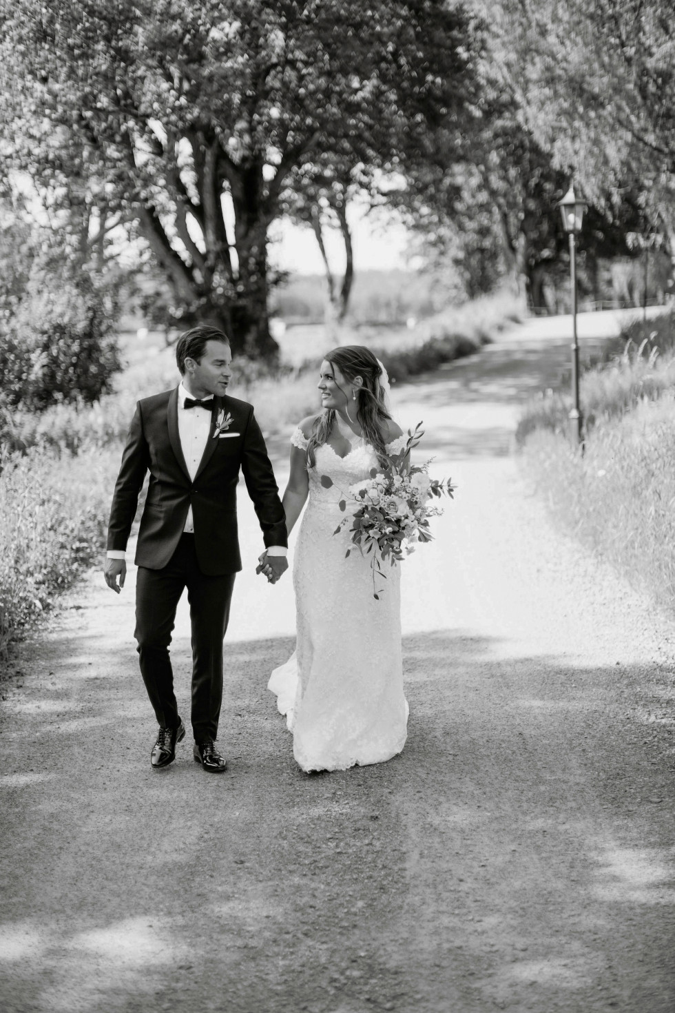 bröllopspar på en grusväg