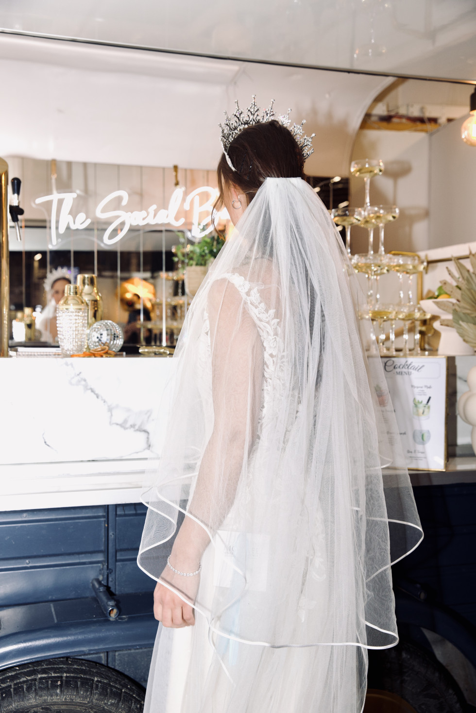 brud i slöja vid en bar