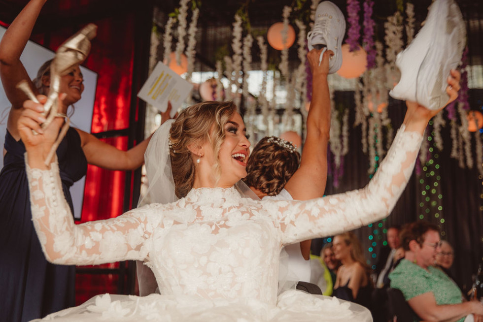 Brud deltar i skoleken – populär bröllopslek