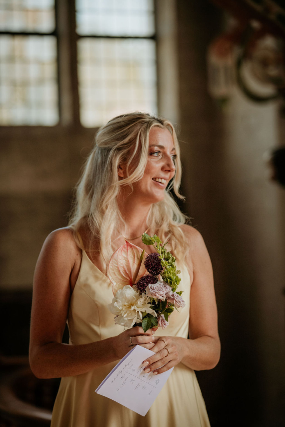 En brudtärna står i kyrkan under bröllopsceremonin