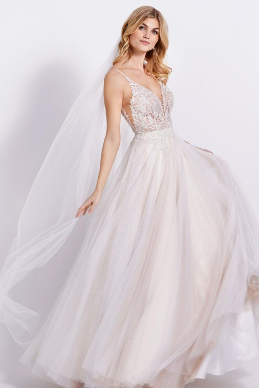 kvinna i bröllopsklänning