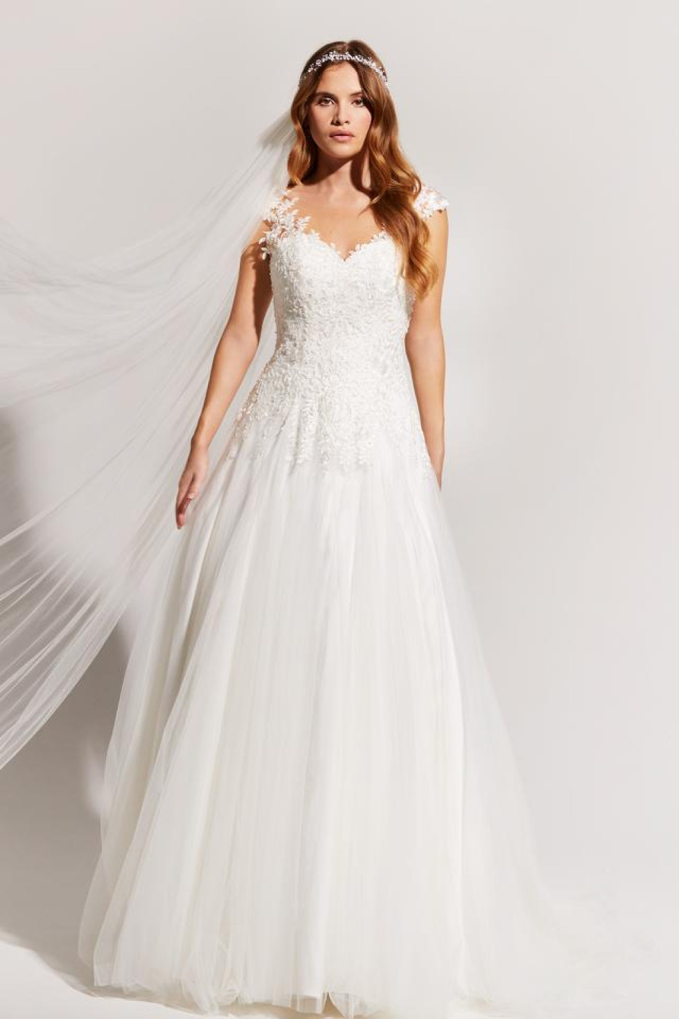 bröllopsklänning och slöja