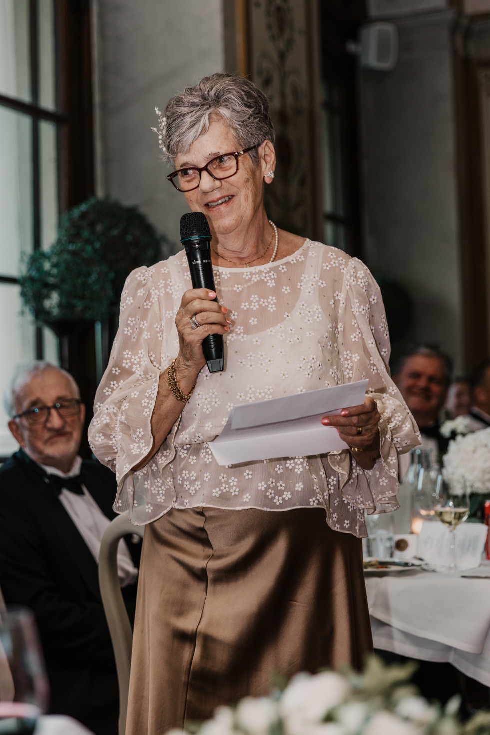 håller ett tal på ett bröllop