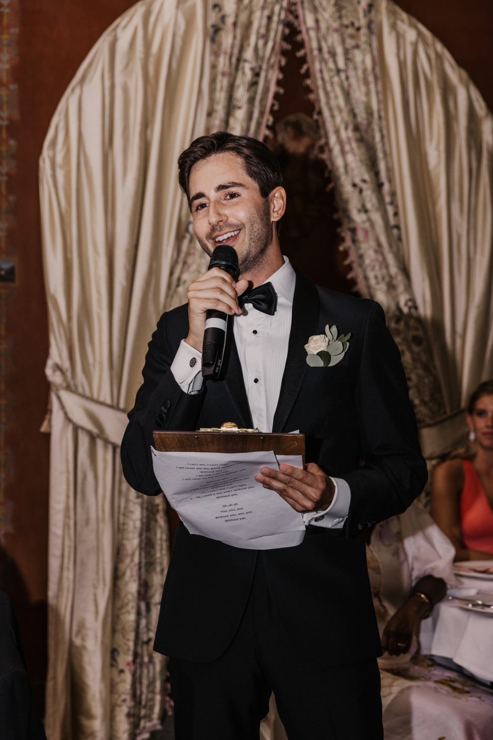 gäst håller tal på bröllop