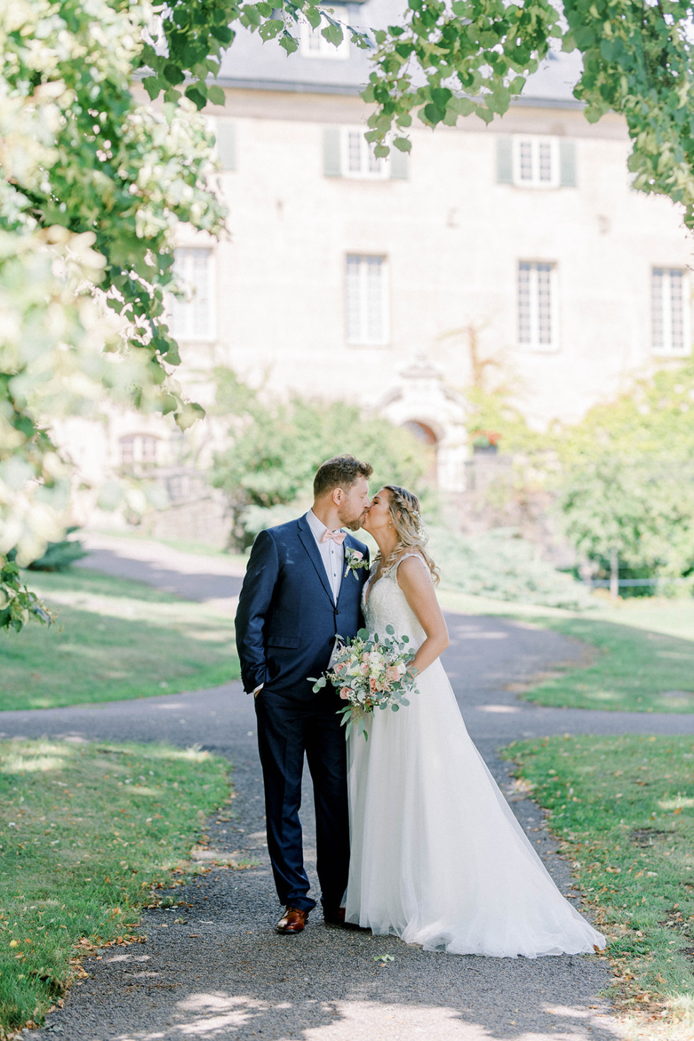 Ett brudpar kysser varandra