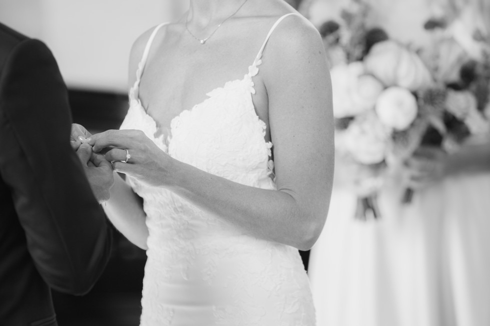 bröllopsbrud vid altaret