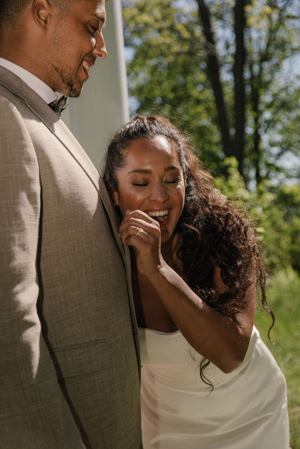 ett skrattande bröllopspar