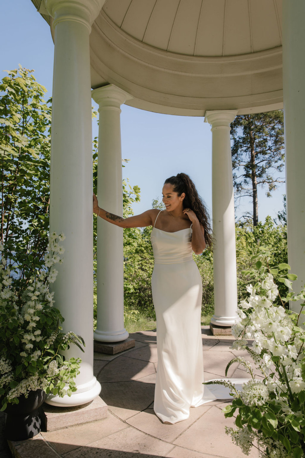 En bröllopsbrud vid altaret