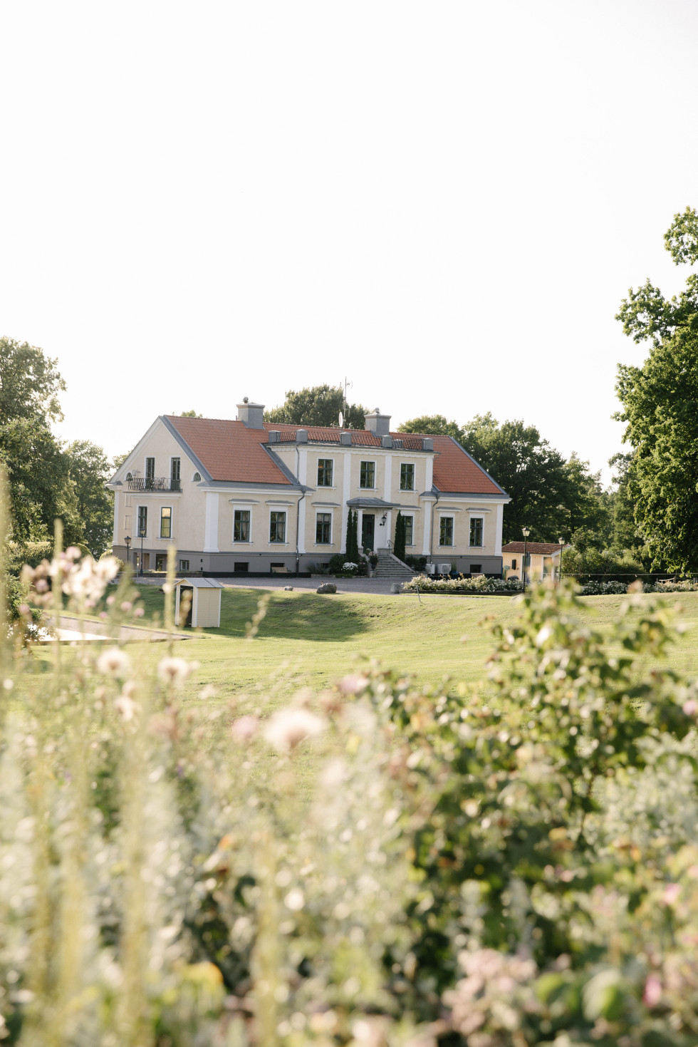 vackra Krägga Herrgård, omgiven av grönska och en elegant atmosfär.