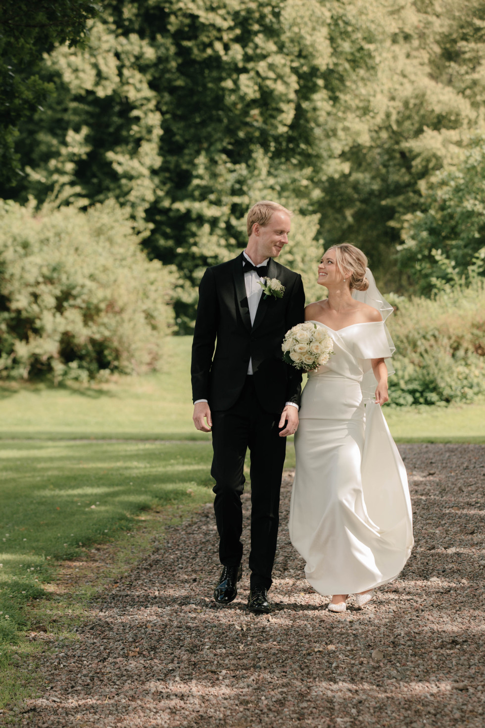Brudparet firar sin stora dag på den eleganta festlokalen Bergendal, omgiven av vacker natur och stilfull inredning.