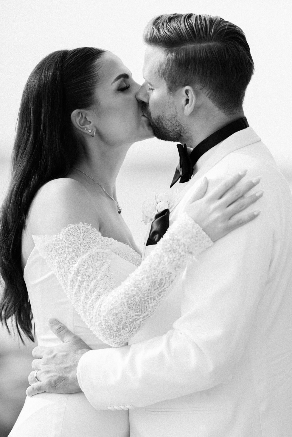 Meira Omar och Oskar Nordstrand bröllopskyss