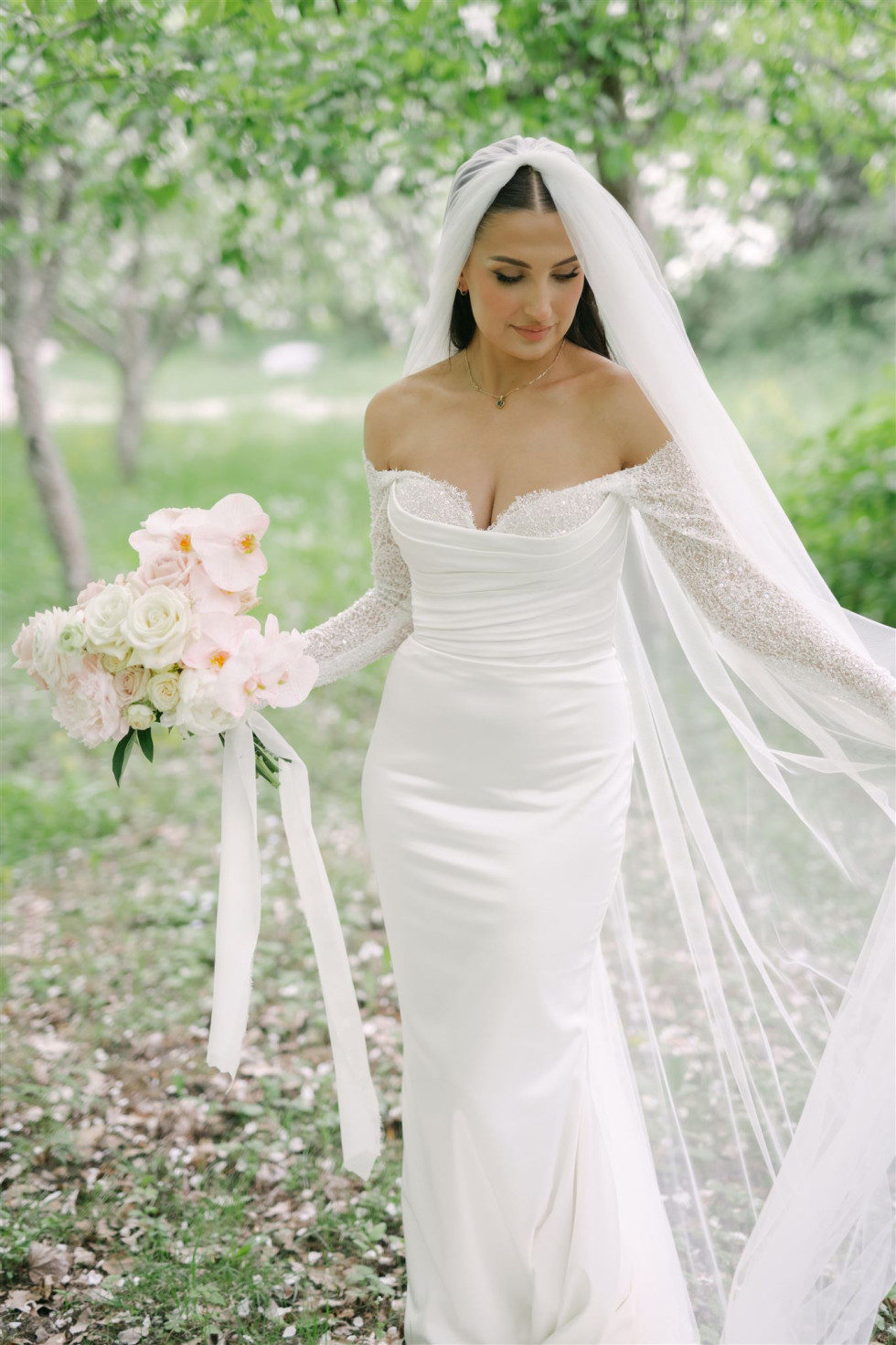 Meira Omar med en brudbukett