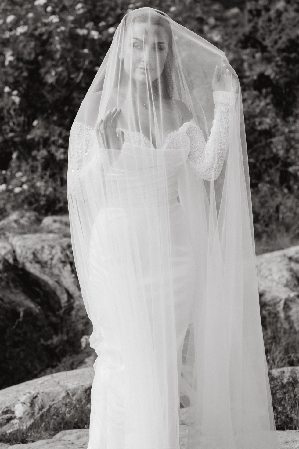 Meira Omar med en brudslöja