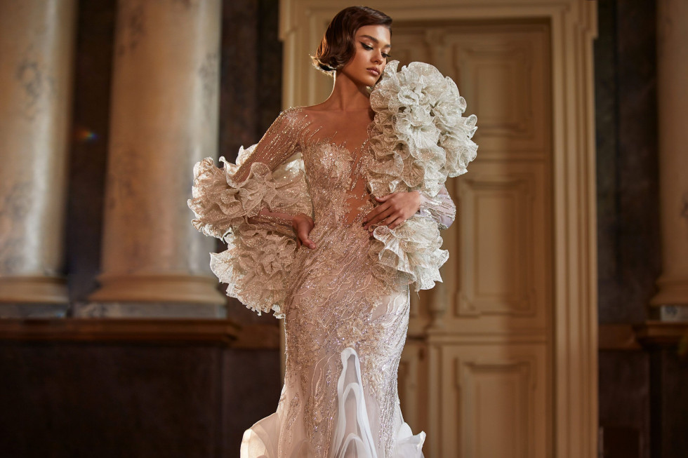 en kvinna med en bröllopsklänning i bågar