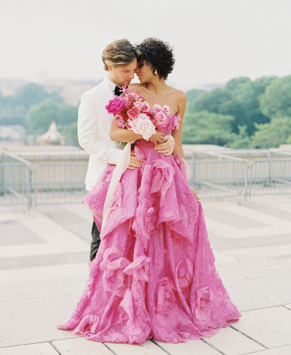En rosa bröllopsklänning