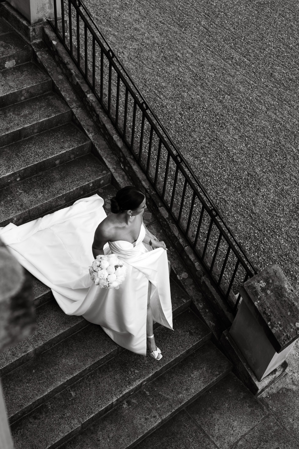 en brud går nedför en trappa