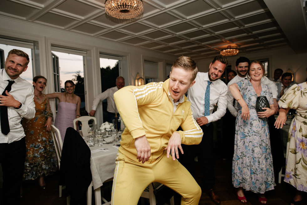 dansande bröllopsgäster