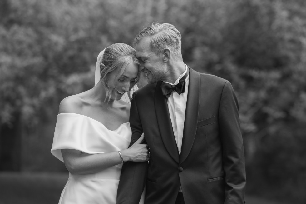 ett skrattande bröllopspar