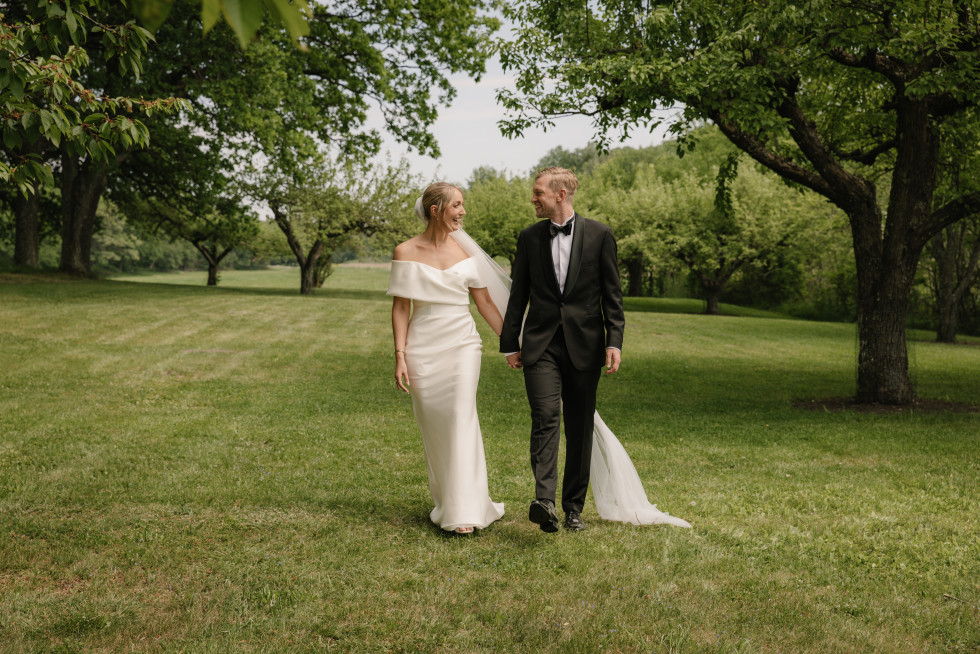 ett brudpar i en trädgård