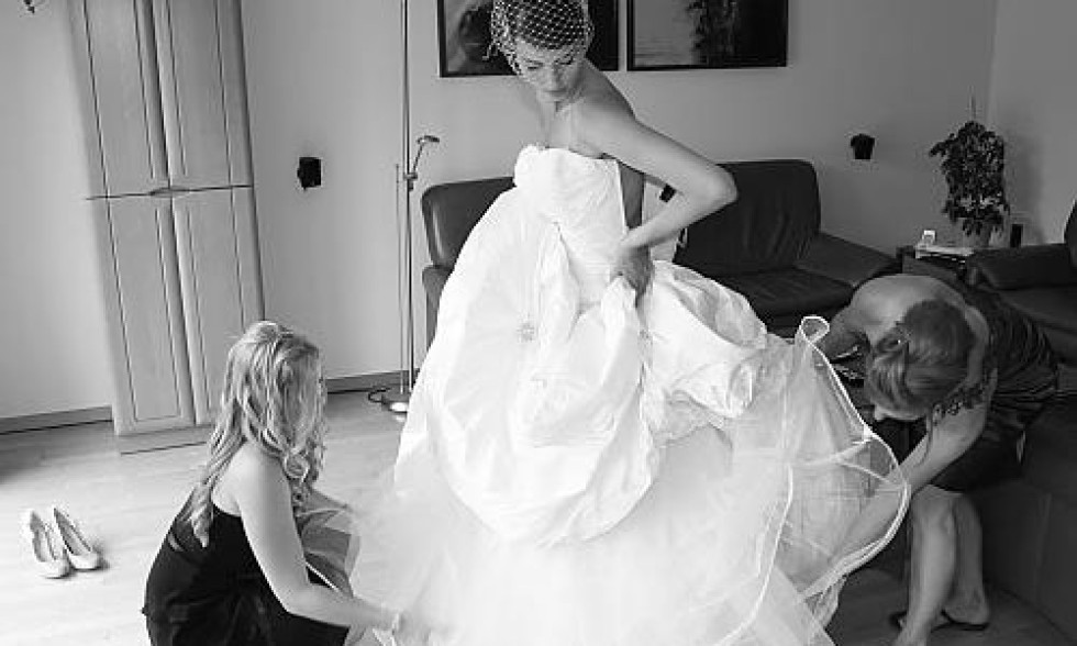 Brud i vacker brudklänning på sin bröllopsdag