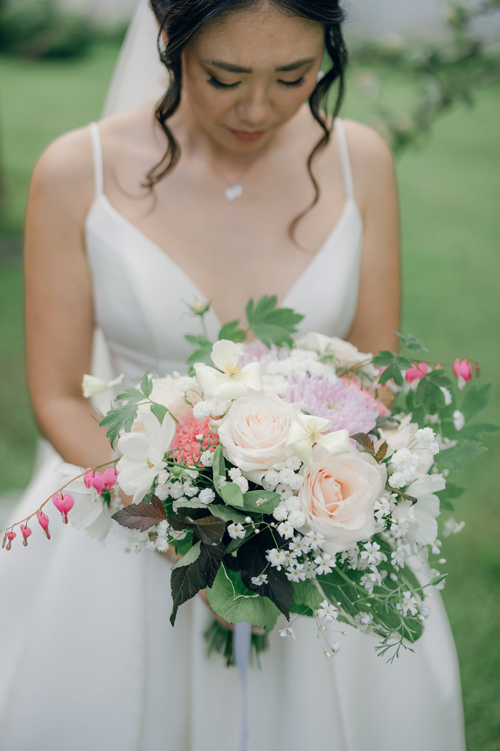 en brud med sin brudbukett