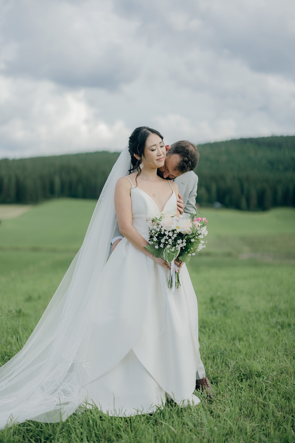 bild på ett brudpar i naturen