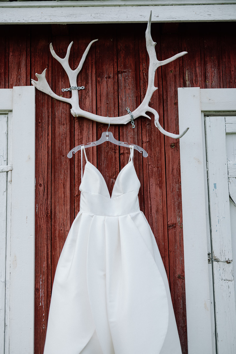 en bröllopsklänning som hänger på en vägg
