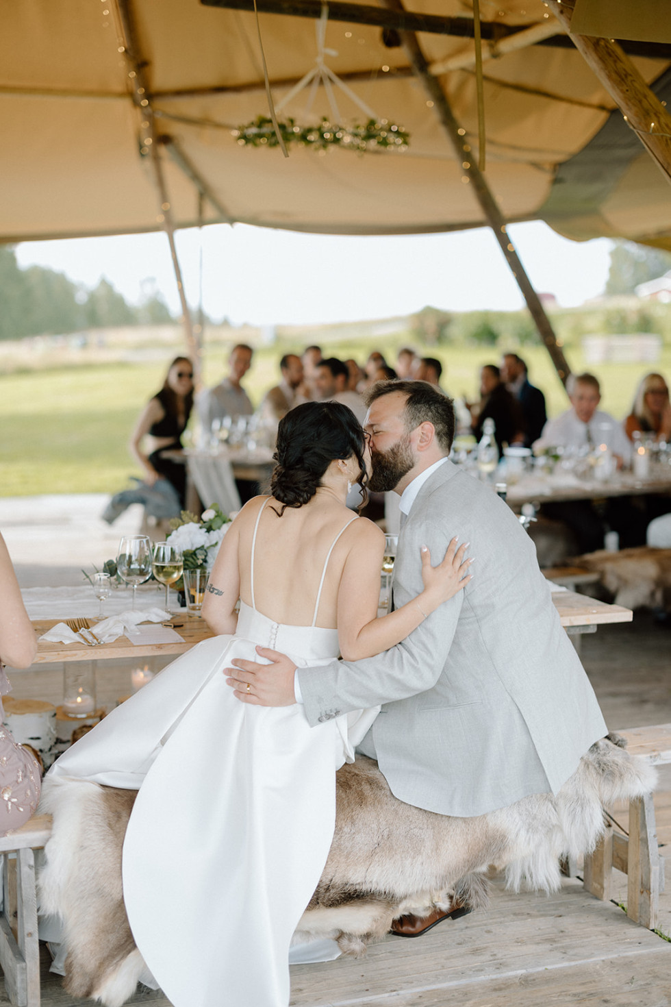 ett brudpar som kysser varandra