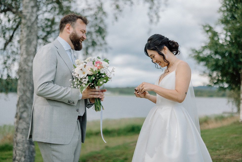 ett bröllopspar vid vattnet