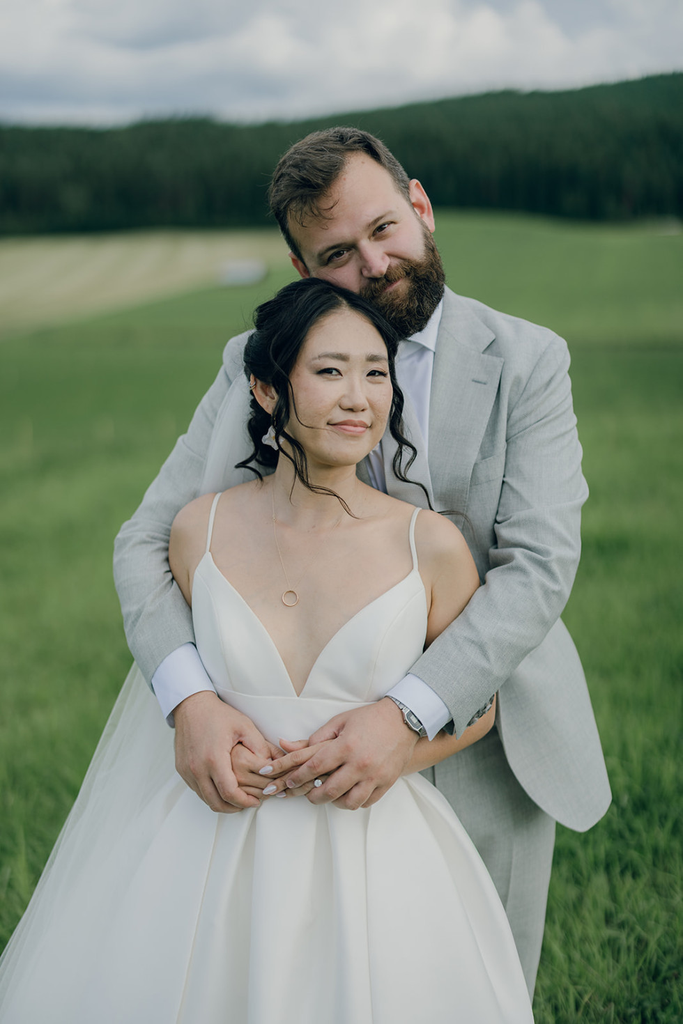 en bild på ett brudpar