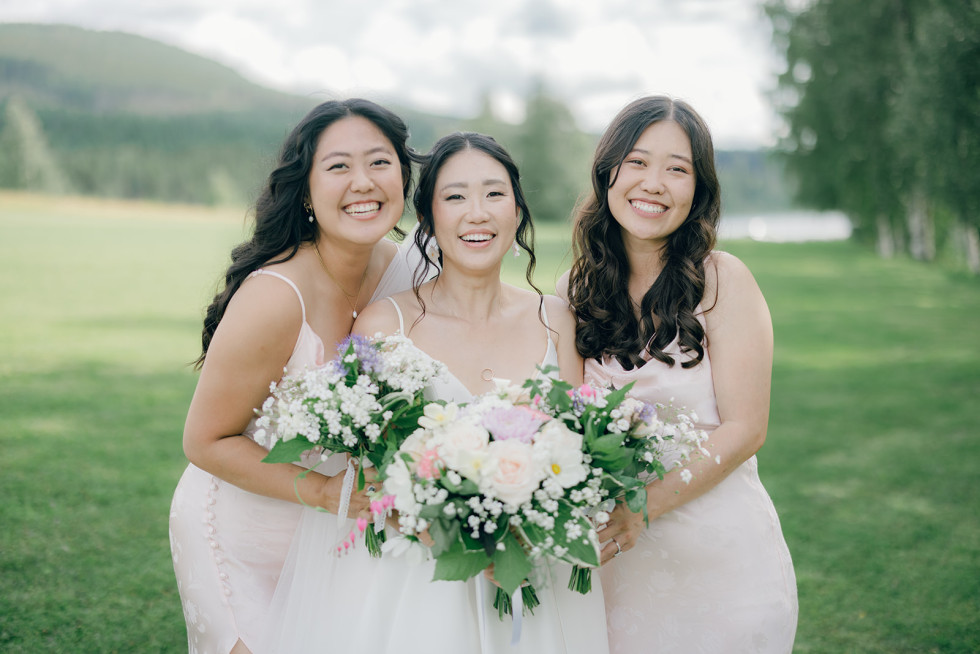 bild på en brud med 2 brudtärnor