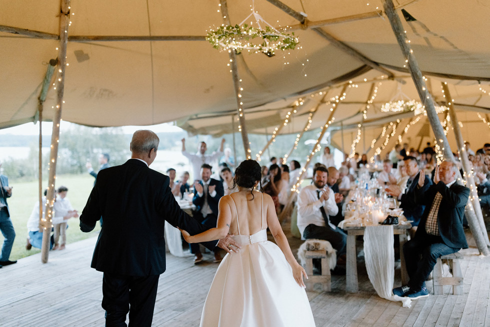 en bröllopsbild i ett tält