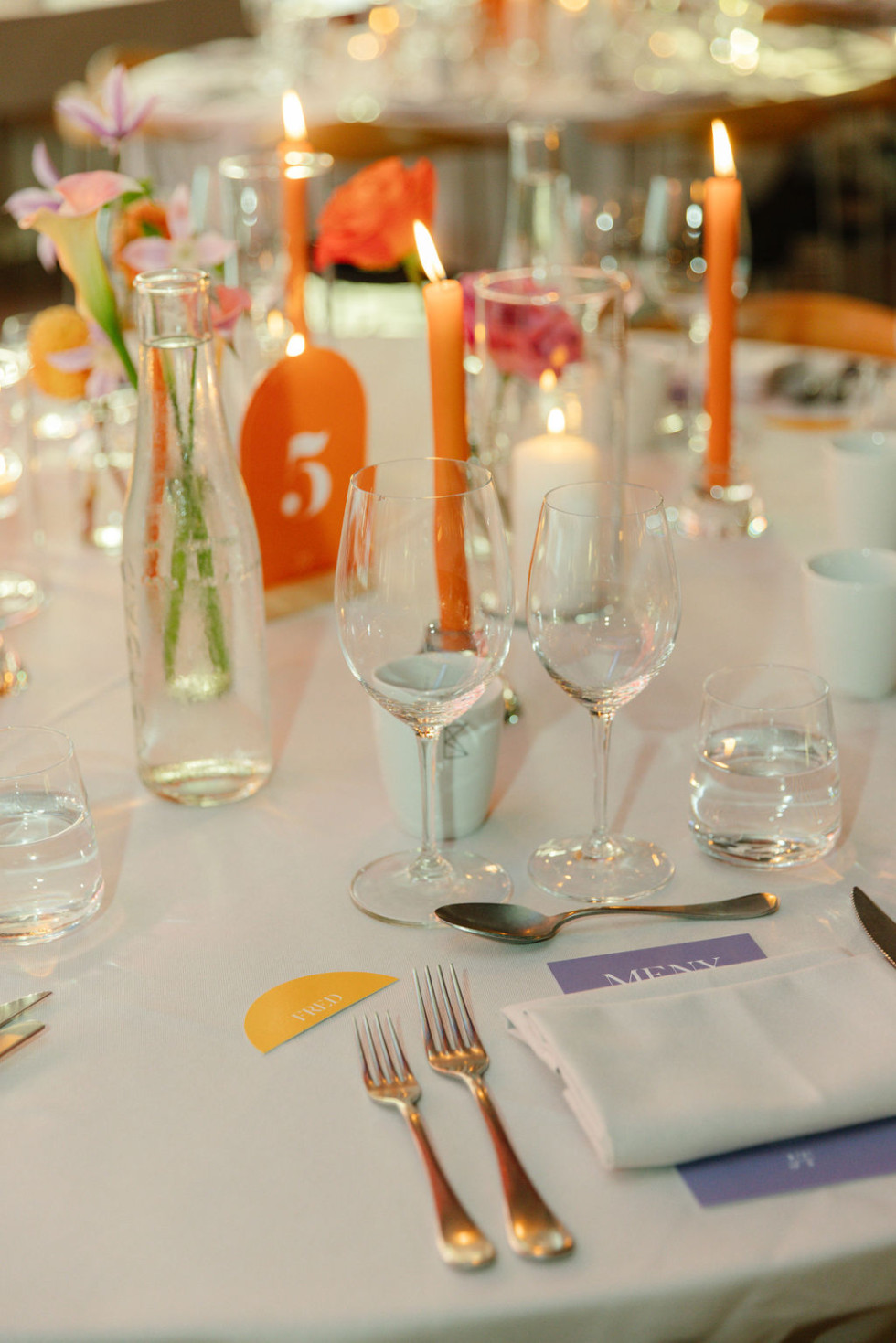 bild på bestick och glas på ett bröllop