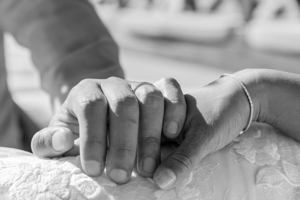 Händer som hålls – symboliserar kärlek och förbund på bröllopsdagen