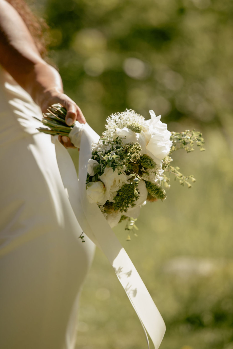 Hand som håller i brudbukett