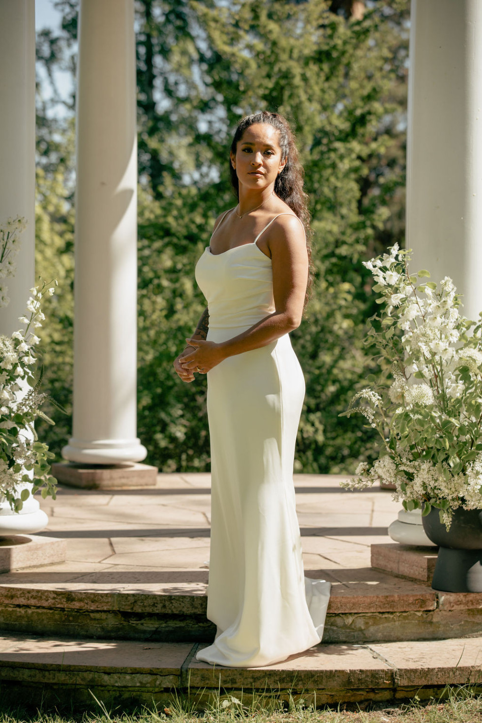 En brud i sin bröllopsklänning utomhus