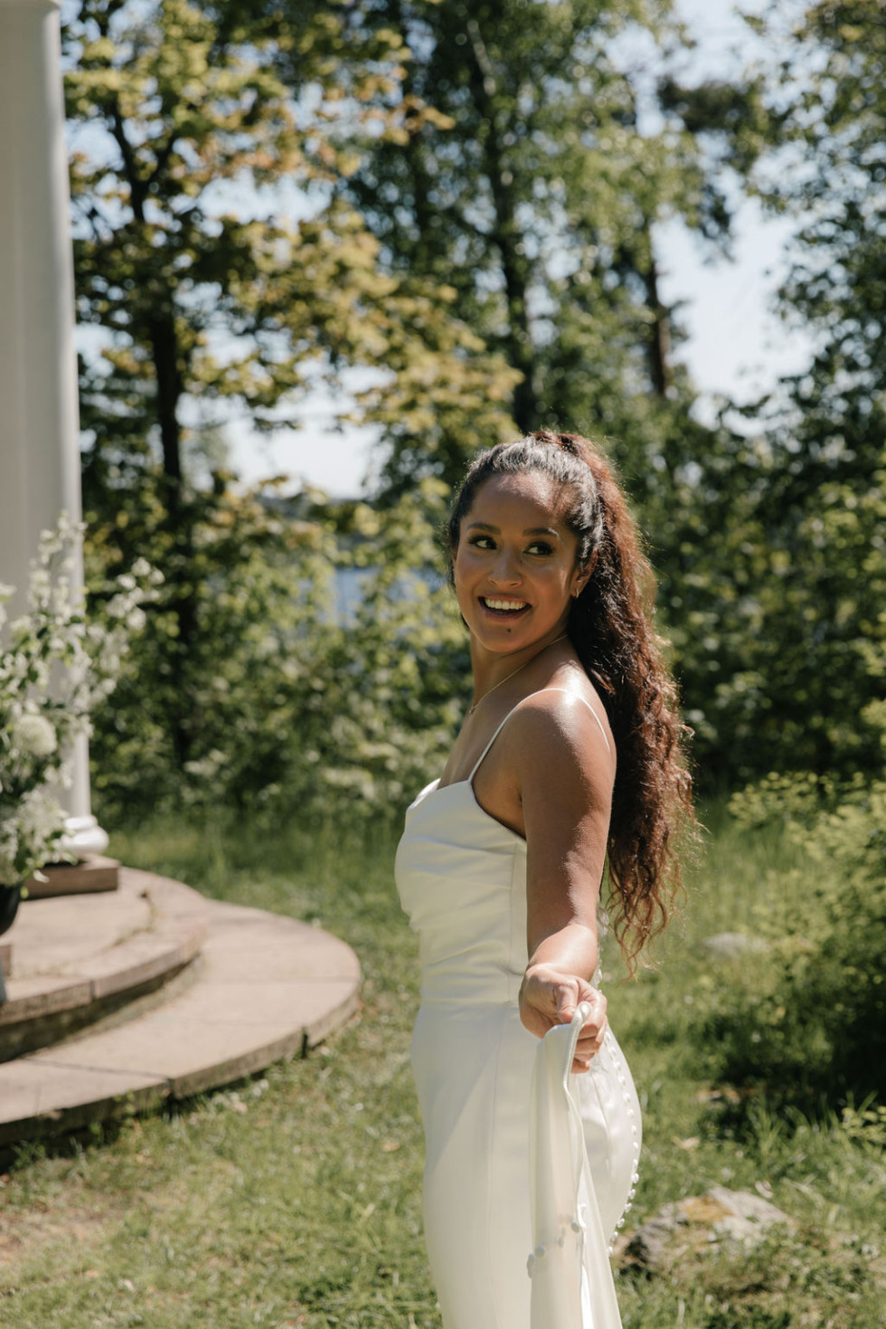 En brud i bröllopsklänning vid altaret