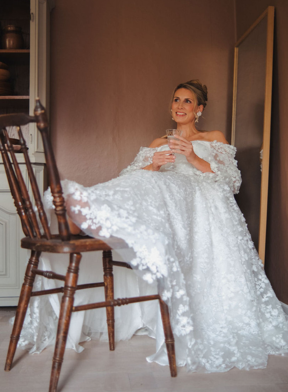 brud med en bröllopsklänning och en stol