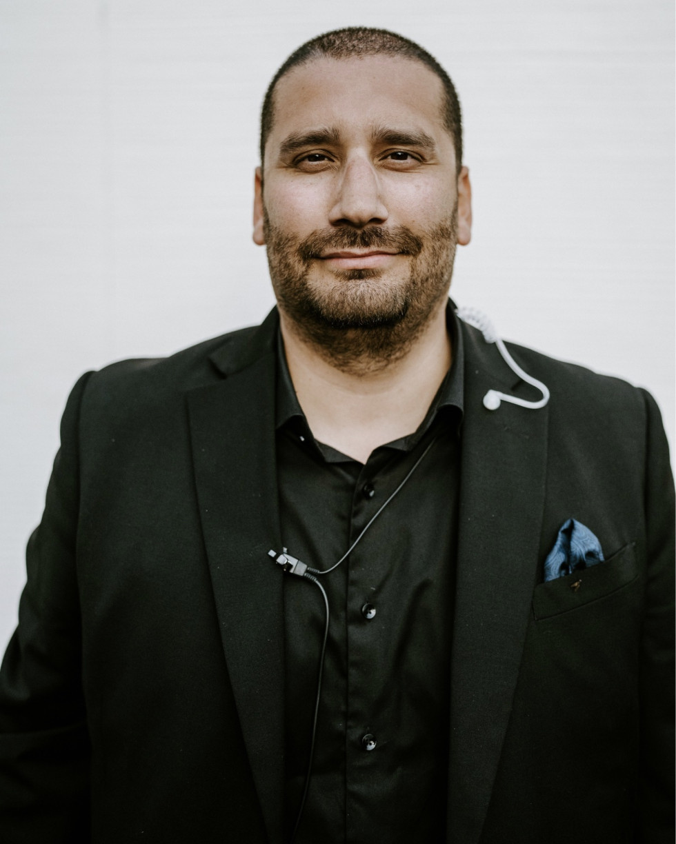 Porträtt av bröllopsplaneraren Eddie Love, verksam i Skåne och på Mallorca, med över 25 års erfarenhet i eventbranschen.