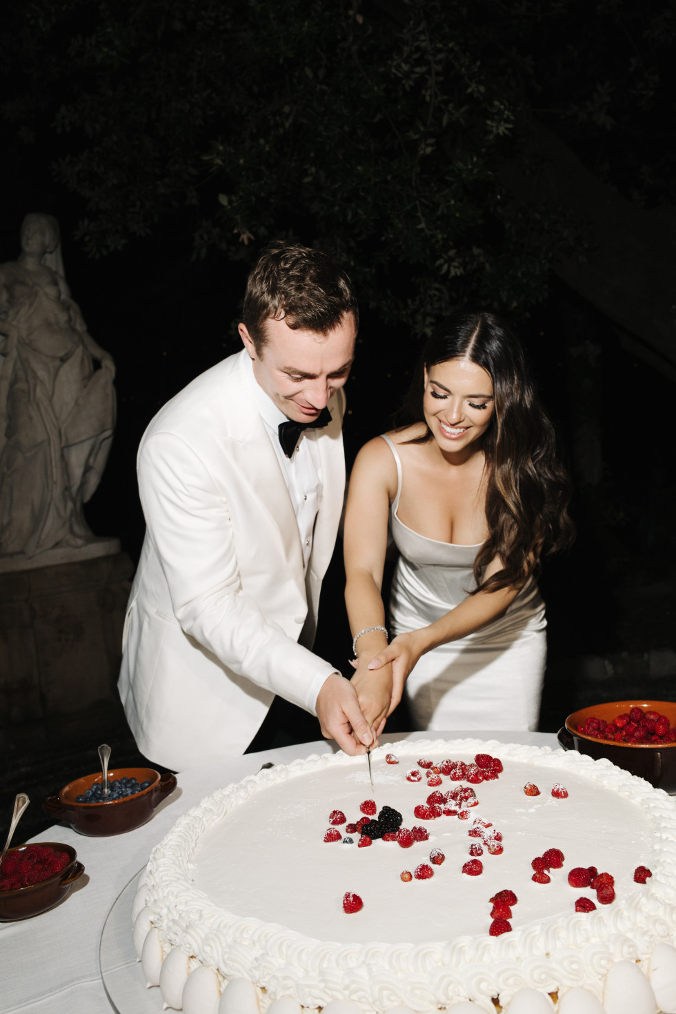 skära bröllopstårta