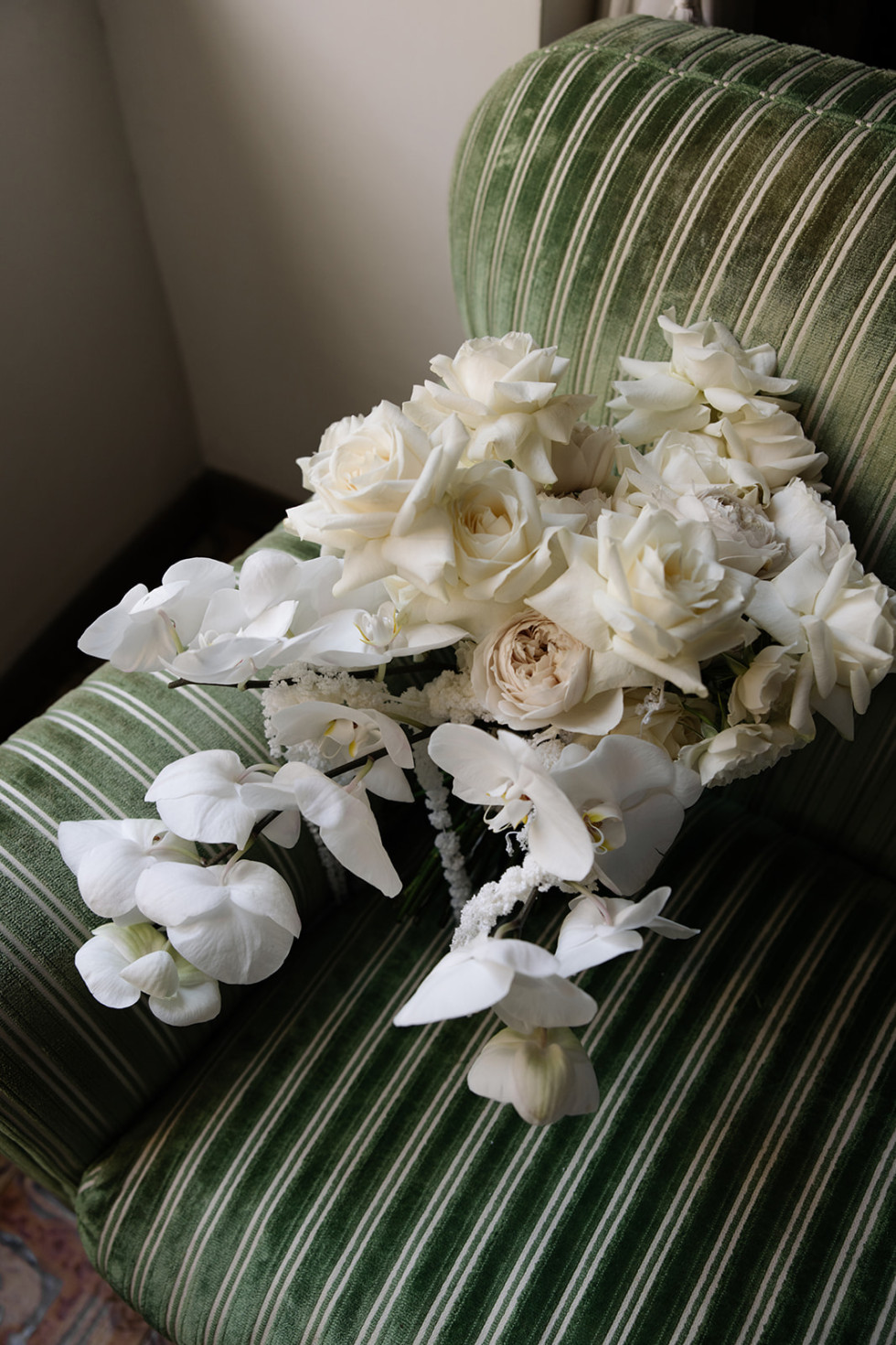 En friliggande bröllopsbukett placeras vackert på en yta, redo för ceremonin.