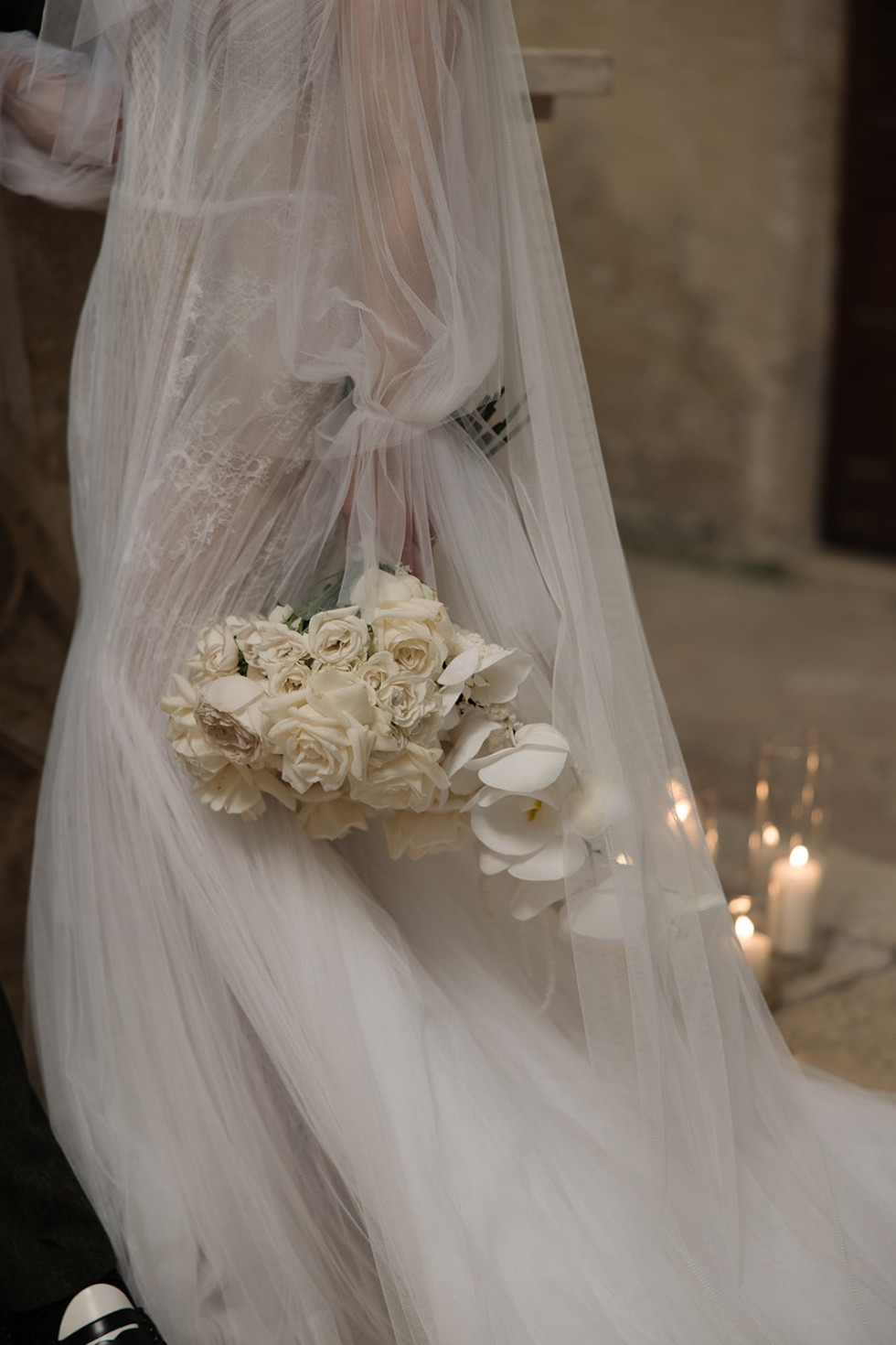 En brud håller sin bukett nära, en symbol för den stora dagen.