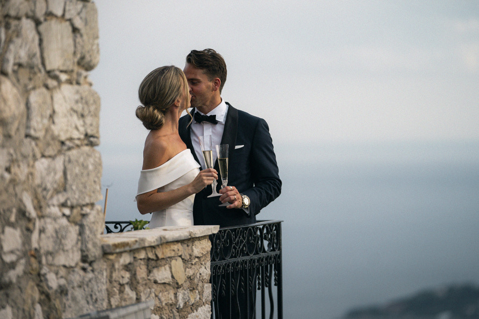 ett kyssande brudpar i Cannes