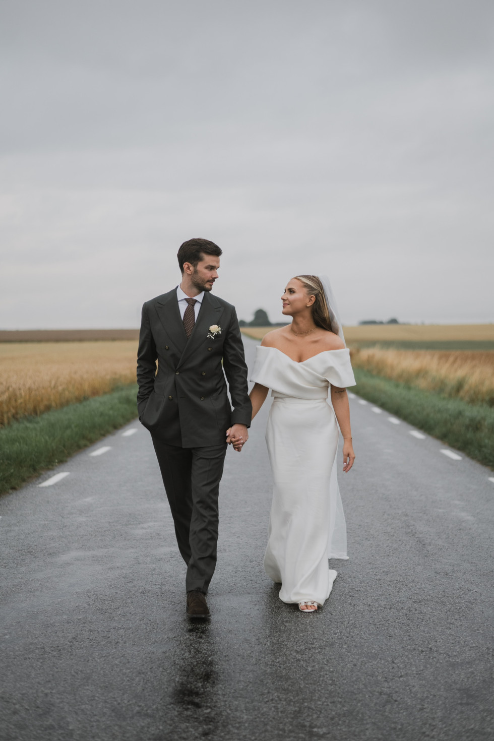 Ett brudpar gåendes på vägen