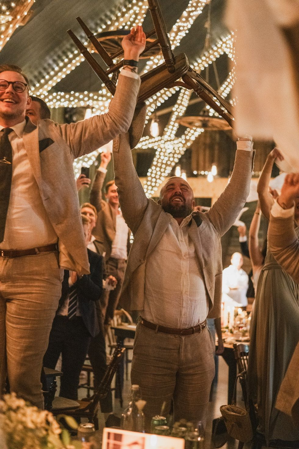 dansande bröllopsgäster