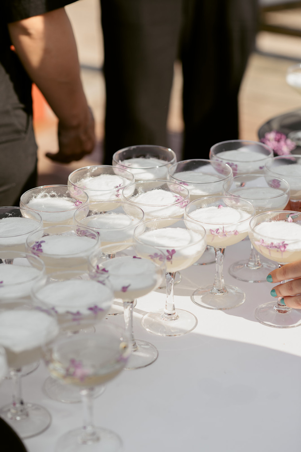 Elderflower Fizz med ätbara blommor